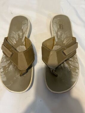 Clarks Cloud Steppers flip flop sandal size 7